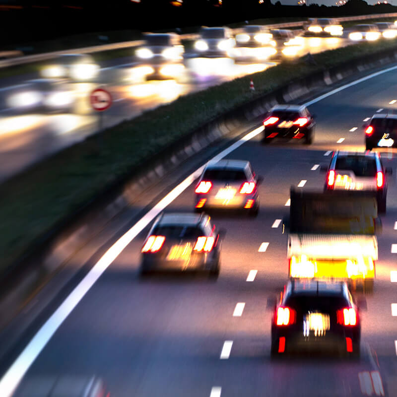Autos bei Nacht auf der Autobahn